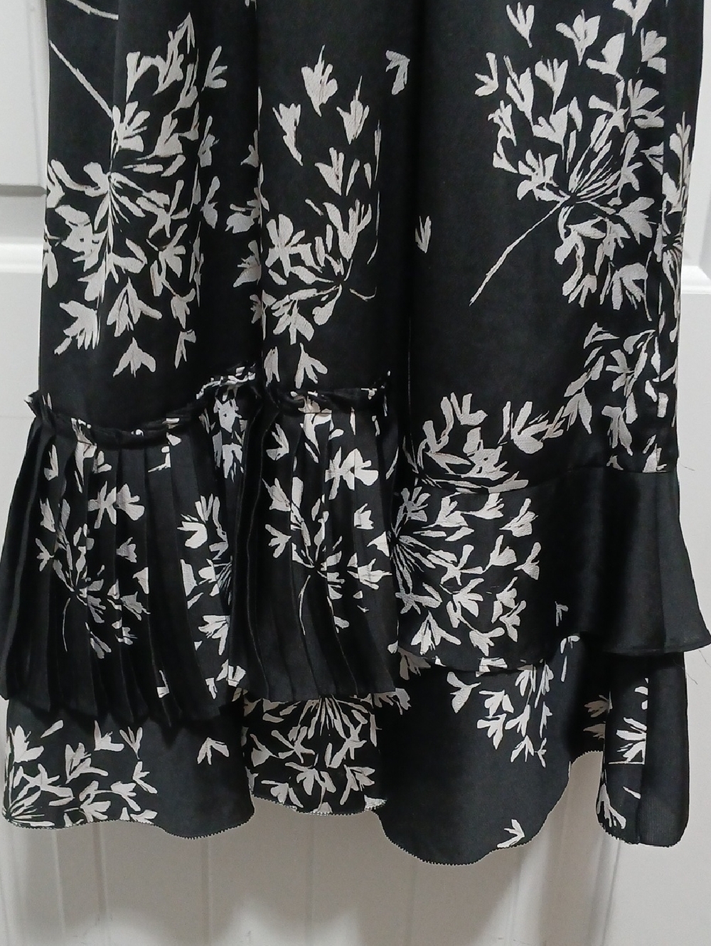 Babana Republic Black Dress with White Floral Print and Ruffle Hem Sz 6 tall - Picture 7 of 7